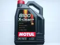 Czarna bańka oleju silnikowego Motul 8100 X-clean+ 5W30 z czerwonym korkiem.