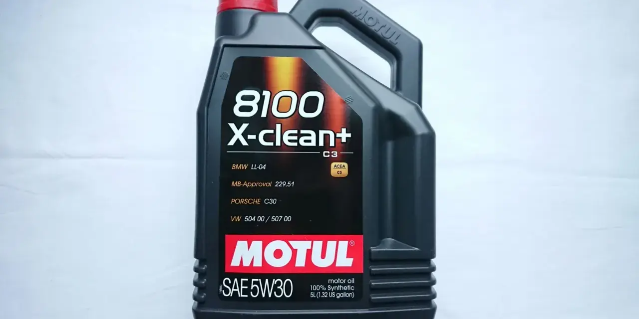 Czarna bańka oleju silnikowego Motul 8100 X-clean+ 5W30 z czerwonym korkiem.
