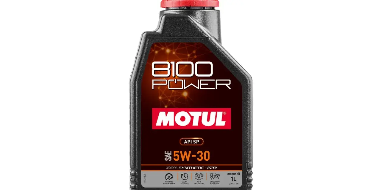 Czarna butelka oleju silnikowego Motul 8100 Power 5W-30 z czerwonym korkiem.