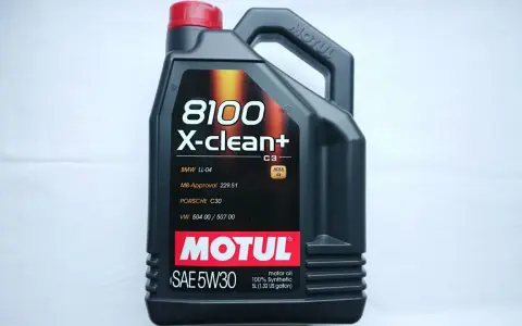 Czarna bańka oleju silnikowego Motul 8100 X-clean+ 5W30 z czerwonym korkiem.