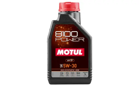 Czarna butelka oleju silnikowego Motul 8100 Power 5W-30 z czerwonym korkiem.