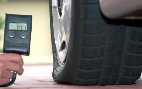 Jakie ciśnienie w oponach? Klucz do bezpieczeństwa i oszczędności