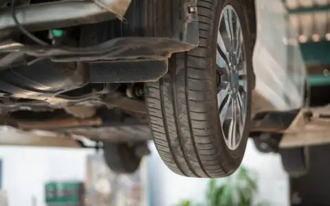 Luzy na maglownicy: objawy, test, naprawa. Czy Twoje auto jest bezpieczne?