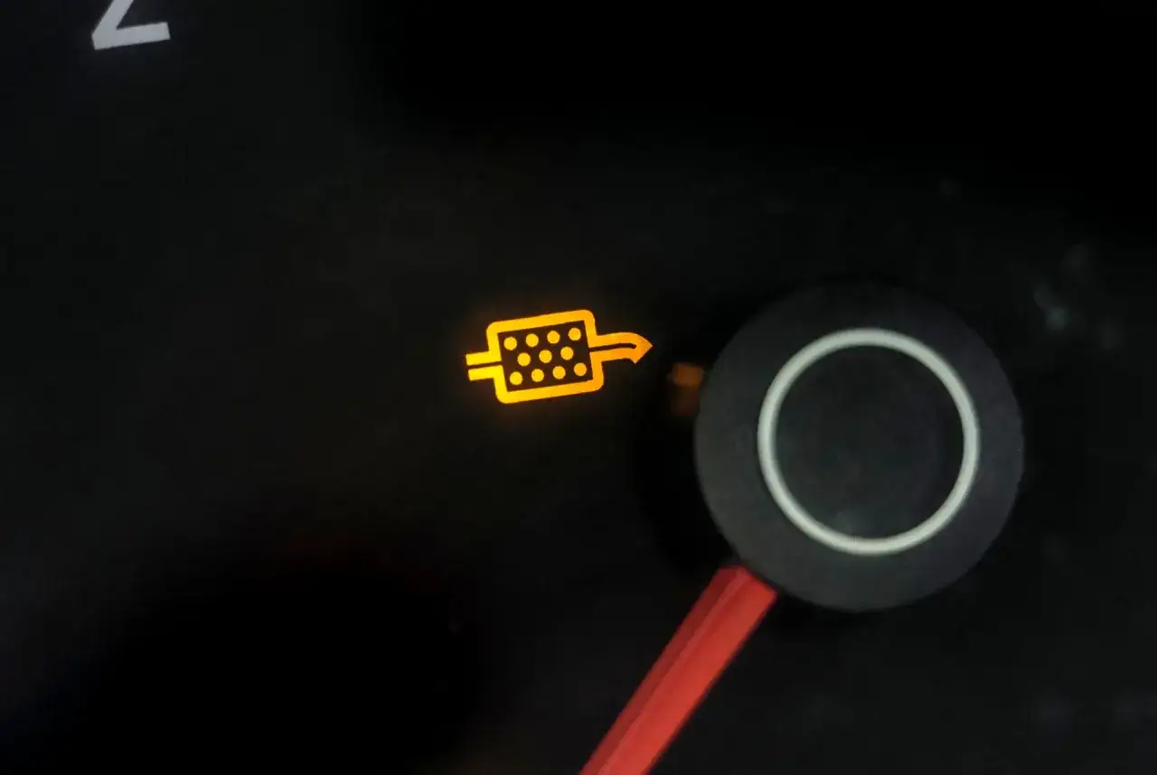 Samochód z kontrolką DPF na desce rozdzielczej