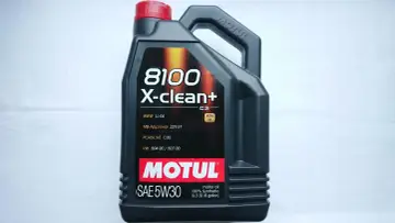 Czarna bańka oleju silnikowego Motul 8100 X-clean+ 5W30 z czerwonym korkiem.